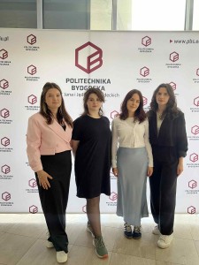 Reprezentantki Kosmetologicznej Organizacji Studenckiej na konferencji naukowej. Kliknij, aby powiększyć zdjęcie.
